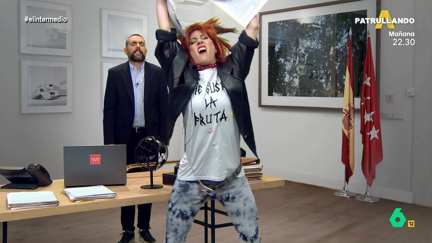 'Díaz Ayuso' irrumpe en El Intermedio bajo el grito: "¡Qué pasa, hijos de fruta!" 'Díaz Ayuso' irrumpe en El Intermedio bajo el grito: "¡Qué pasa, hijos de fruta!"