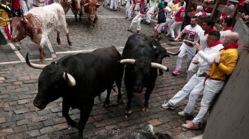 Mozos son perseguidos por toros de Victoriano del Río en el tercer encierro de los Sanfermines este martes, en Pamplona.
