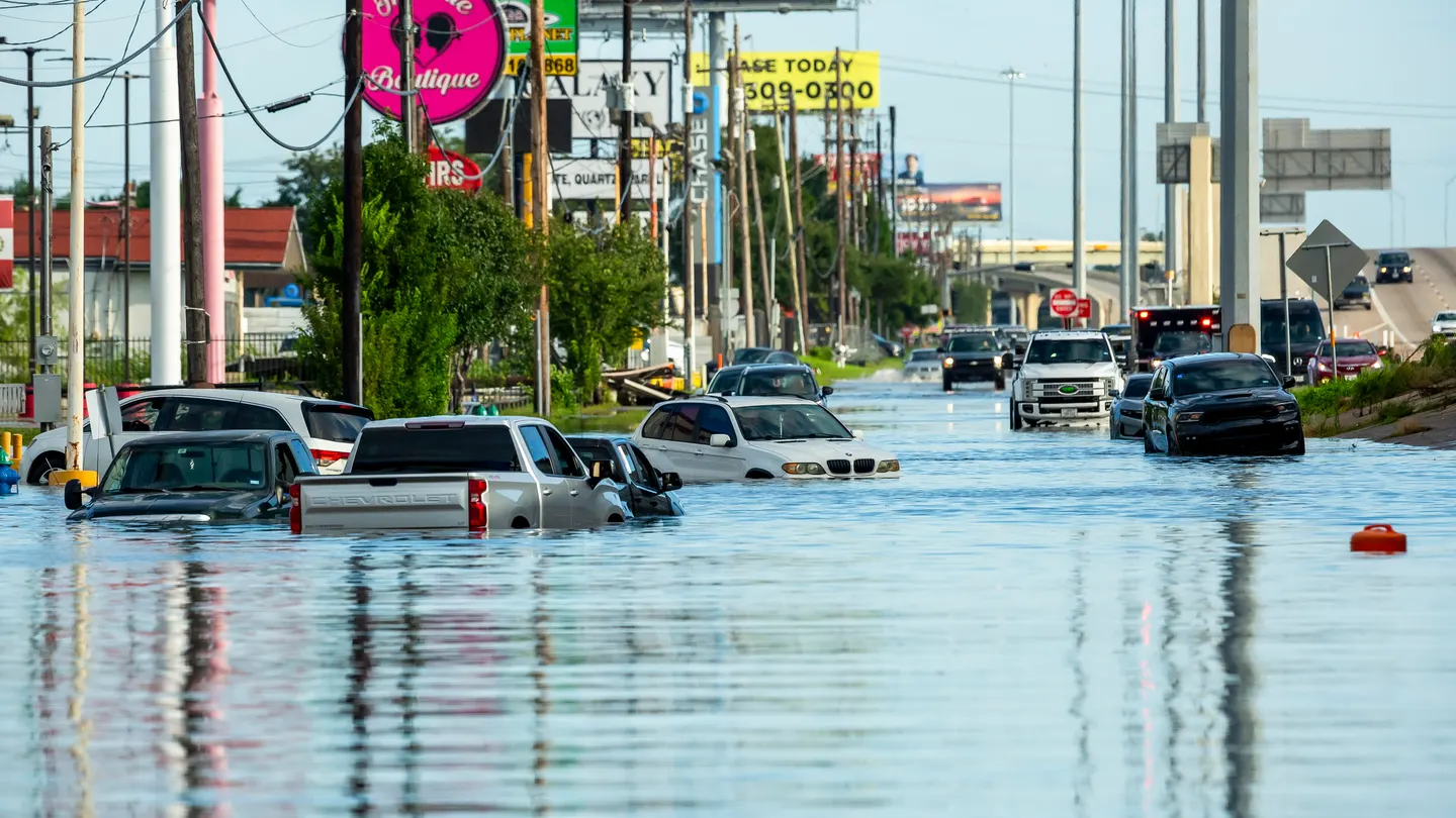 Vehículos atrapados en aguas de inundación tras las fuertes lluvias del huracán Beryl en Houston, Texas. Vehículos atrapados en aguas de inundación tras las fuertes lluvias del huracán Beryl en Houston, Texas.