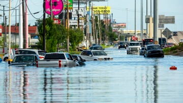 Vehículos atrapados en aguas de inundación tras las fuertes lluvias del huracán Beryl en Houston, Texas.