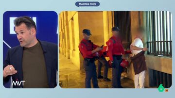 Iñaki López, al ver a la policía sancionar a un hombre por orinar en la calle