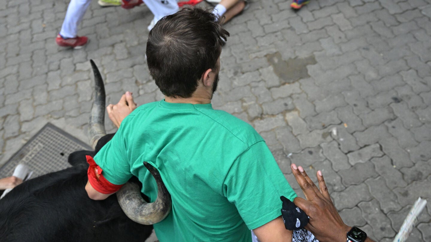 Mozos perseguidos por los toros de Victoriano del Río en el tercer encierro de los Sanfermines este martes, en Pamplona. 