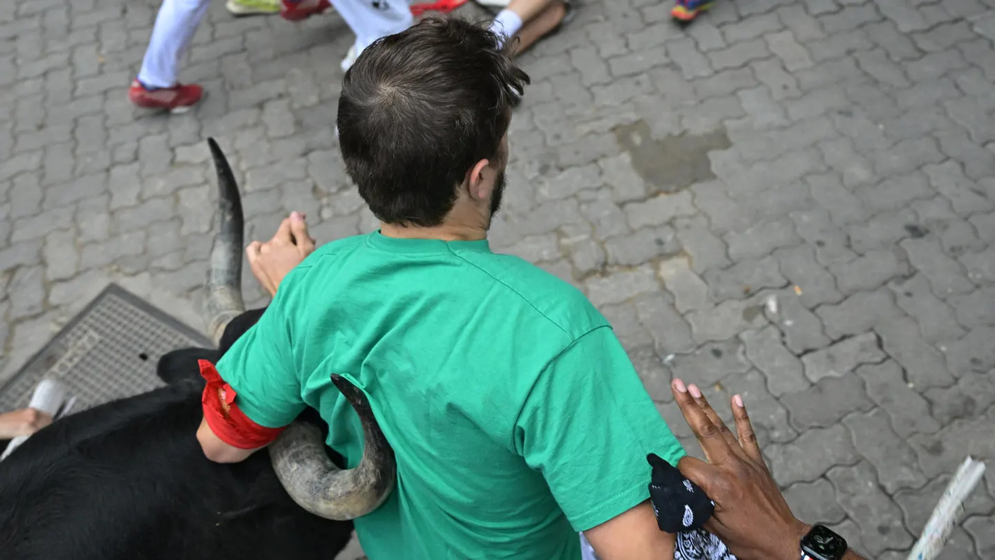 Mozos perseguidos por los toros de Victoriano del Río en el tercer encierro de los Sanfermines este martes, en Pamplona. Mozos perseguidos por los toros de Victoriano del Río en el tercer encierro de los Sanfermines este martes, en Pamplona.