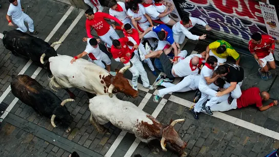 Los toros de la ganadería de Fuente Ymbro a su paso por la calle de la Estafeta en el cuarto encierro de los Sanfermines 2024. Los toros de la ganadería de Fuente Ymbro a su paso por la calle de la Estafeta en el cuarto encierro de los Sanfermines 2024.