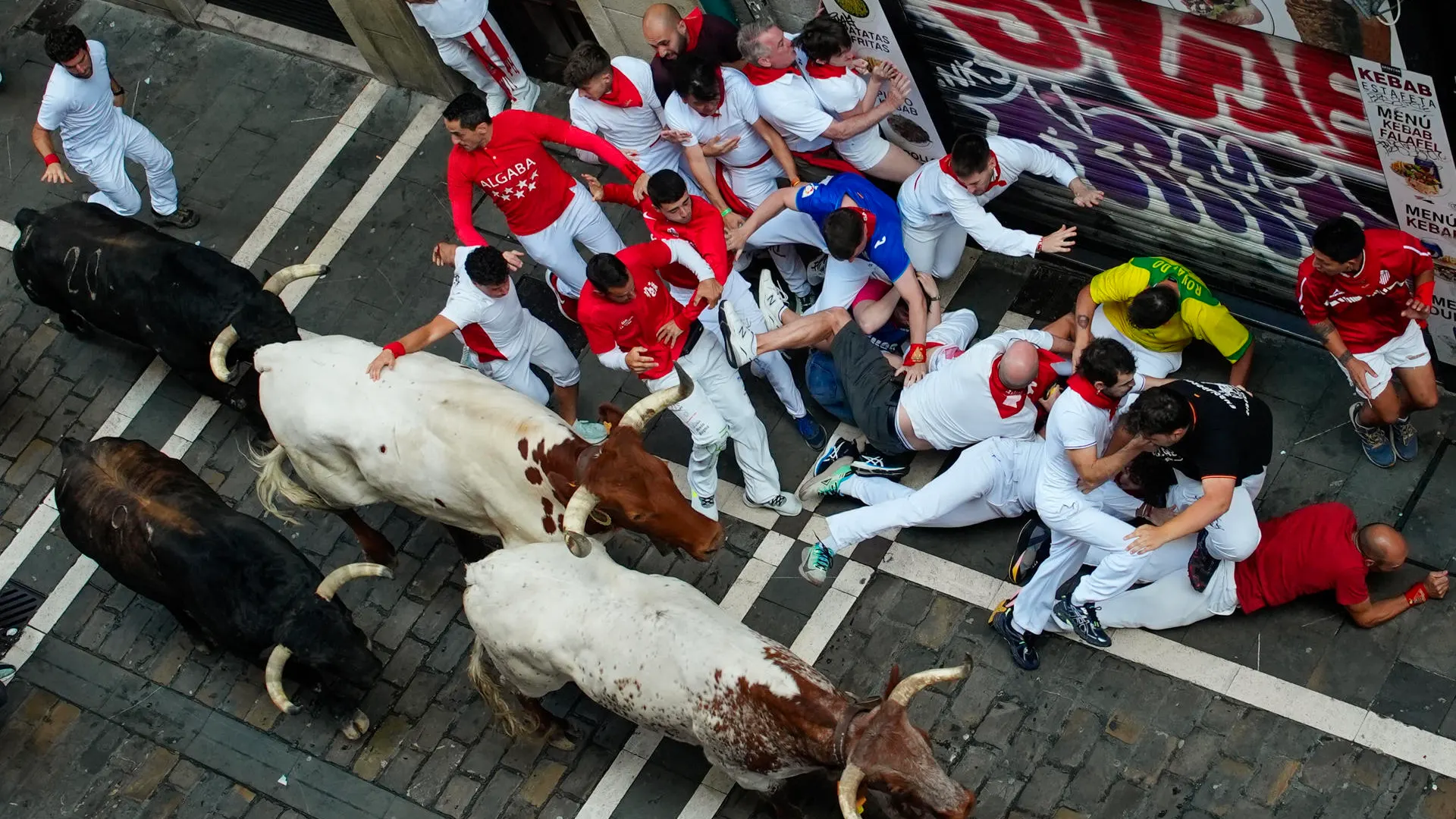  Los toros de la ganadería de Fuente Ymbro a su paso por la calle de la Estafeta en el cuarto encierro de los Sanfermines 2024.