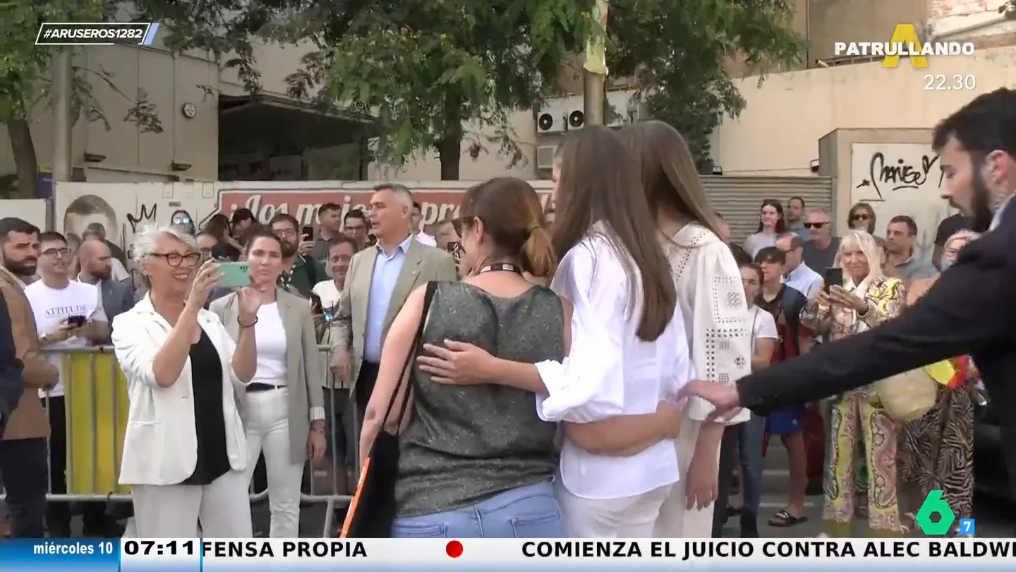 La reacción viral de una mujer cuando un guardaespaldas le quita la mano de la princesa Leonor La reacción viral de una mujer cuando un guardaespaldas le quita la mano de la princesa Leonor