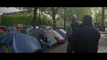 Un voluntario que ayuda a personas sin techo cuenta a dónde los desplazarán cuando empiecen las Olimpiadas