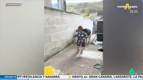 Un padre gasta una broma a su hijo y la reacción no es la esperada: el niño sale corriendo asustado Un padre gasta una broma a su hijo y la reacción no es la esperada: el niño sale corriendo asustado