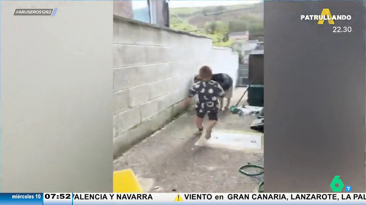 Un padre gasta una broma a su hijo y la reacción no es la esperada: el niño sale corriendo asustado Un padre gasta una broma a su hijo y la reacción no es la esperada: el niño sale corriendo asustado