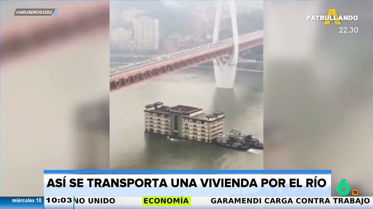 Los aruser@s alucinan con un barco que transporta un edificio en China: "¿Cómo puedes desplazar este bloque?"