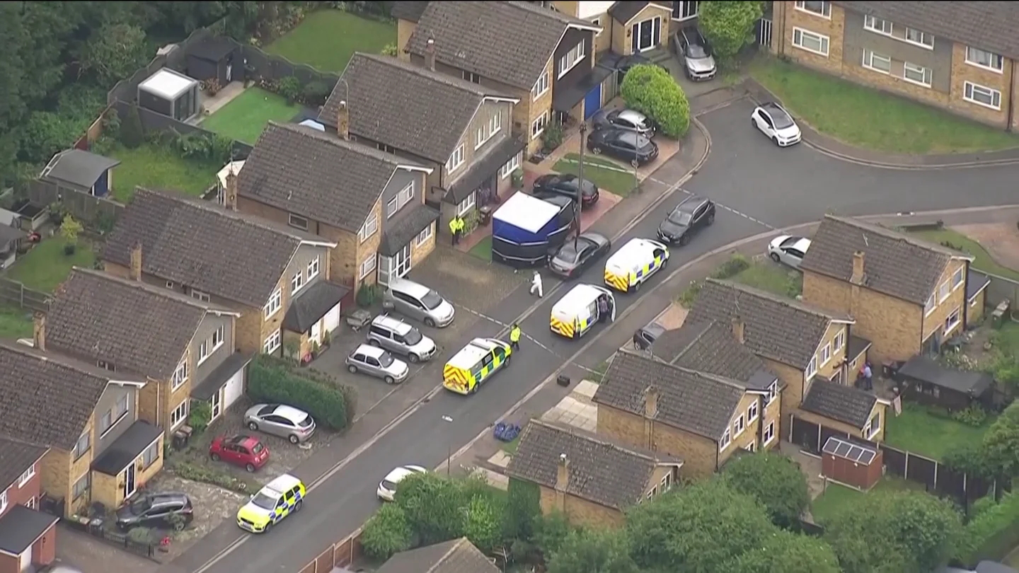 La policía del Reino Unido busca a un hombre armado con una ballesta después de que tres mujeres fueran asesinadas en una casa cerca de Londres. La policía del Reino Unido busca a un hombre armado con una ballesta después de que tres mujeres fueran asesinadas en una casa cerca de Londres.
