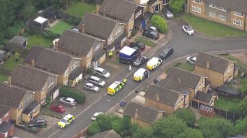 La policía del Reino Unido busca a un hombre armado con una ballesta después de que tres mujeres fueran asesinadas en una casa cerca de Londres.