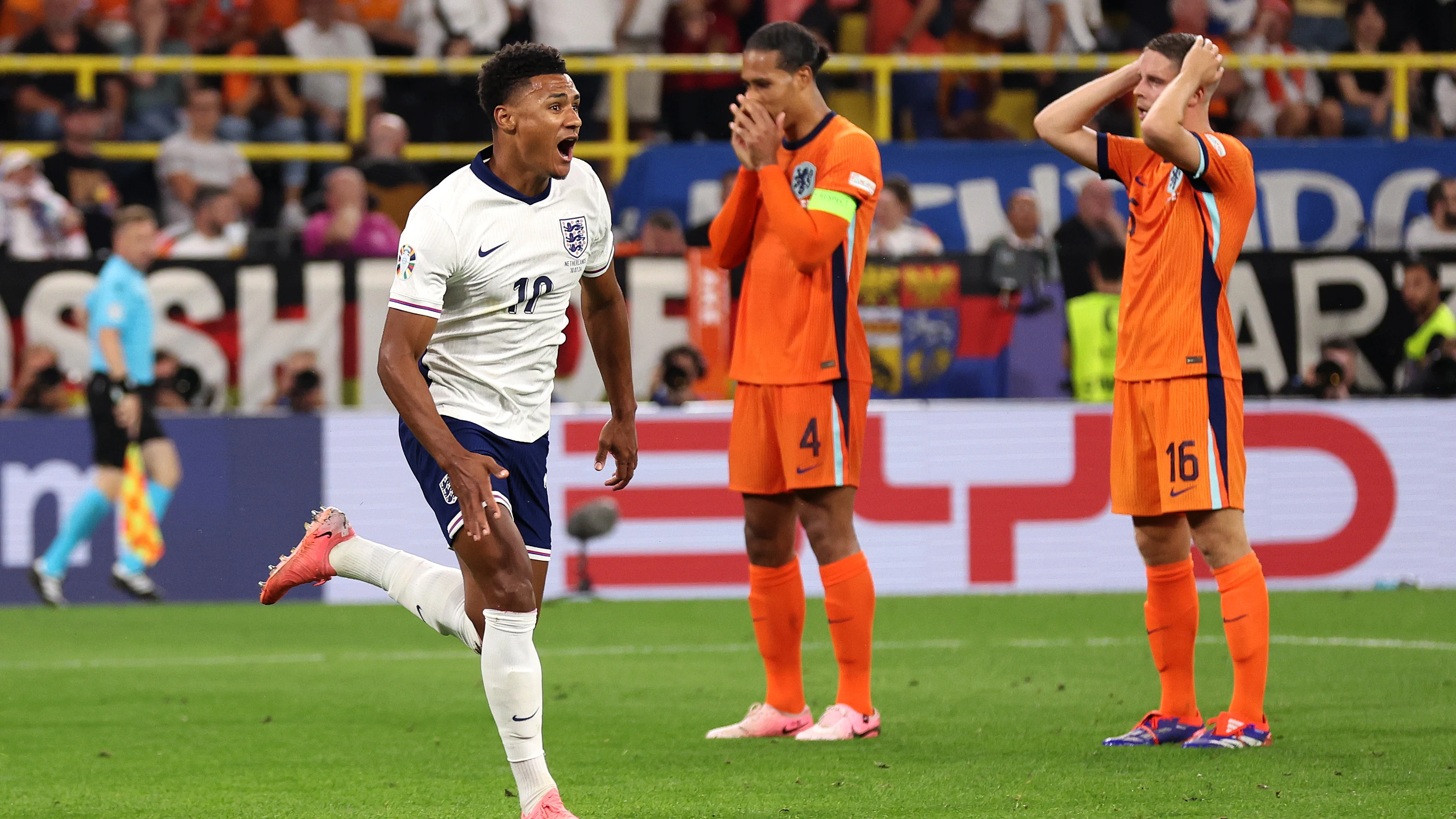 Ollie Watkins celebra el gol de la victoria