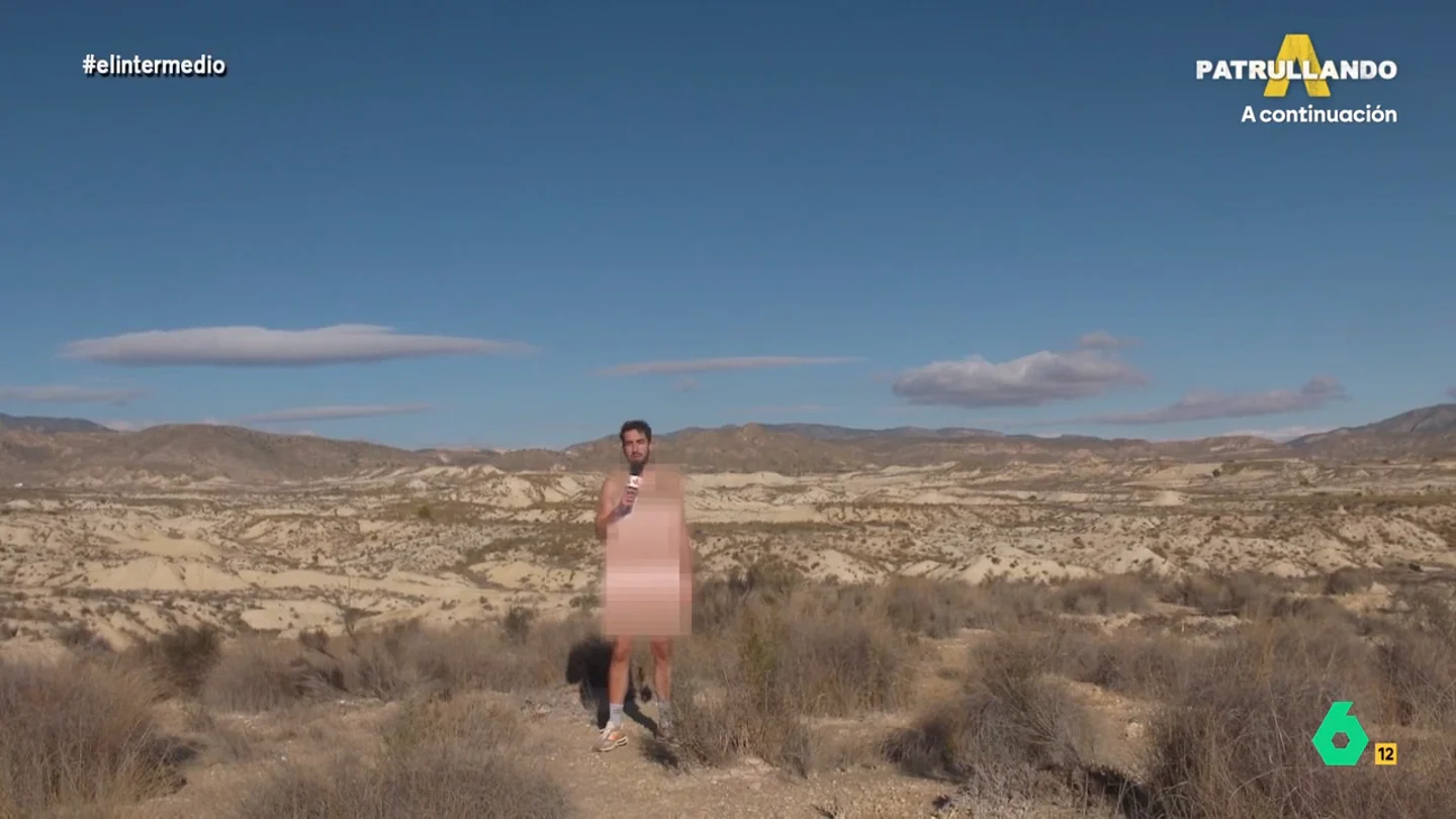 Isma Juárez se desnuda en el pueblo que ha publicado un calendario nudista Isma Juárez visitó Peña de Zafra de Abajo, una pedanía en Murcia donde sus 13 habitantes habían participado en un calendario nudista. En este reportaje, que ahora recupera El Intermedio, Isma Juárez también se suma a la iniciativa.