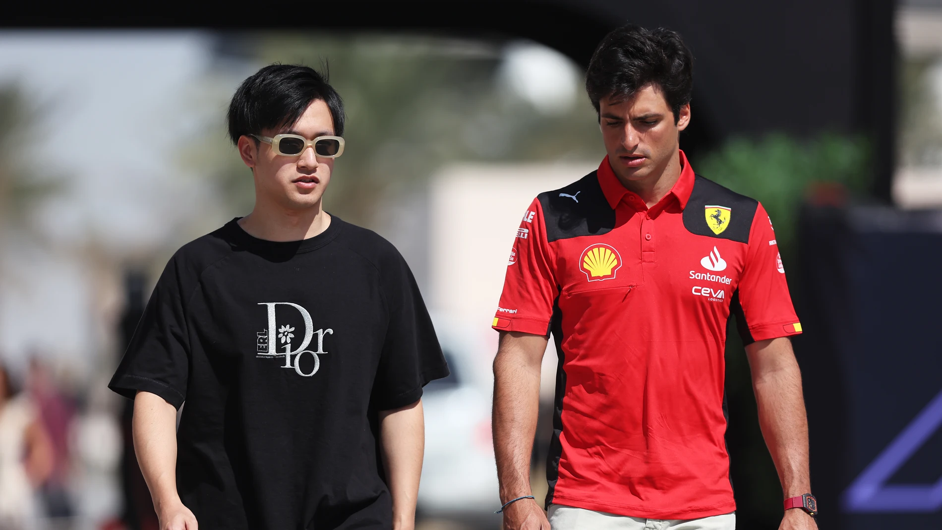 Zhou Guanyu y Carlos Sainz