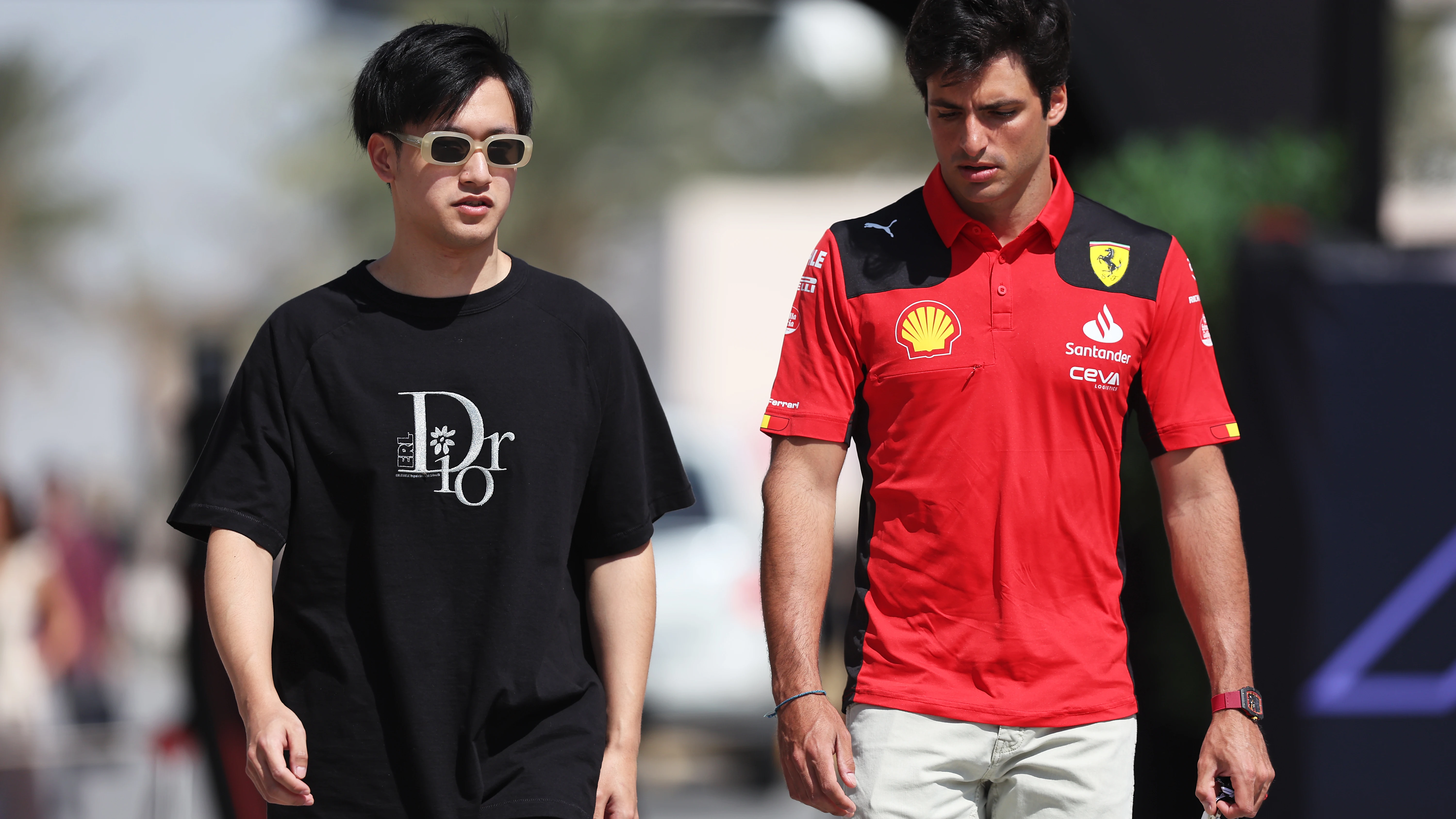 Zhou Guanyu y Carlos Sainz