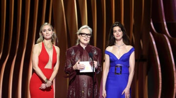 Emily Blunt, Meryl Streep y Anne Hathaway hablan en el escenario durante la 30ª edición de los Screen Actors Guild Awards en el Shrine Auditorium and Expo Hall el 24 de febrero de 2024 en Los Ángeles, California. 