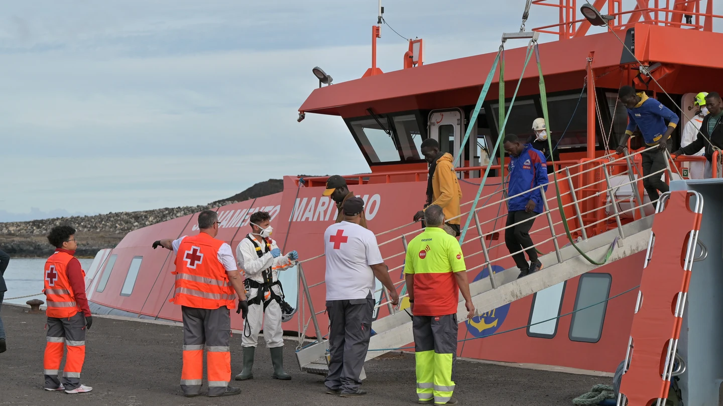 La Cruz Roja atiende a los 190 migrantes rescatados en el puerto de la Restinga de El Hierro, a 6 de junio de 2024. La Cruz Roja atiende a los 190 migrantes rescatados en el puerto de la Restinga de El Hierro, a 6 de junio de 2024.