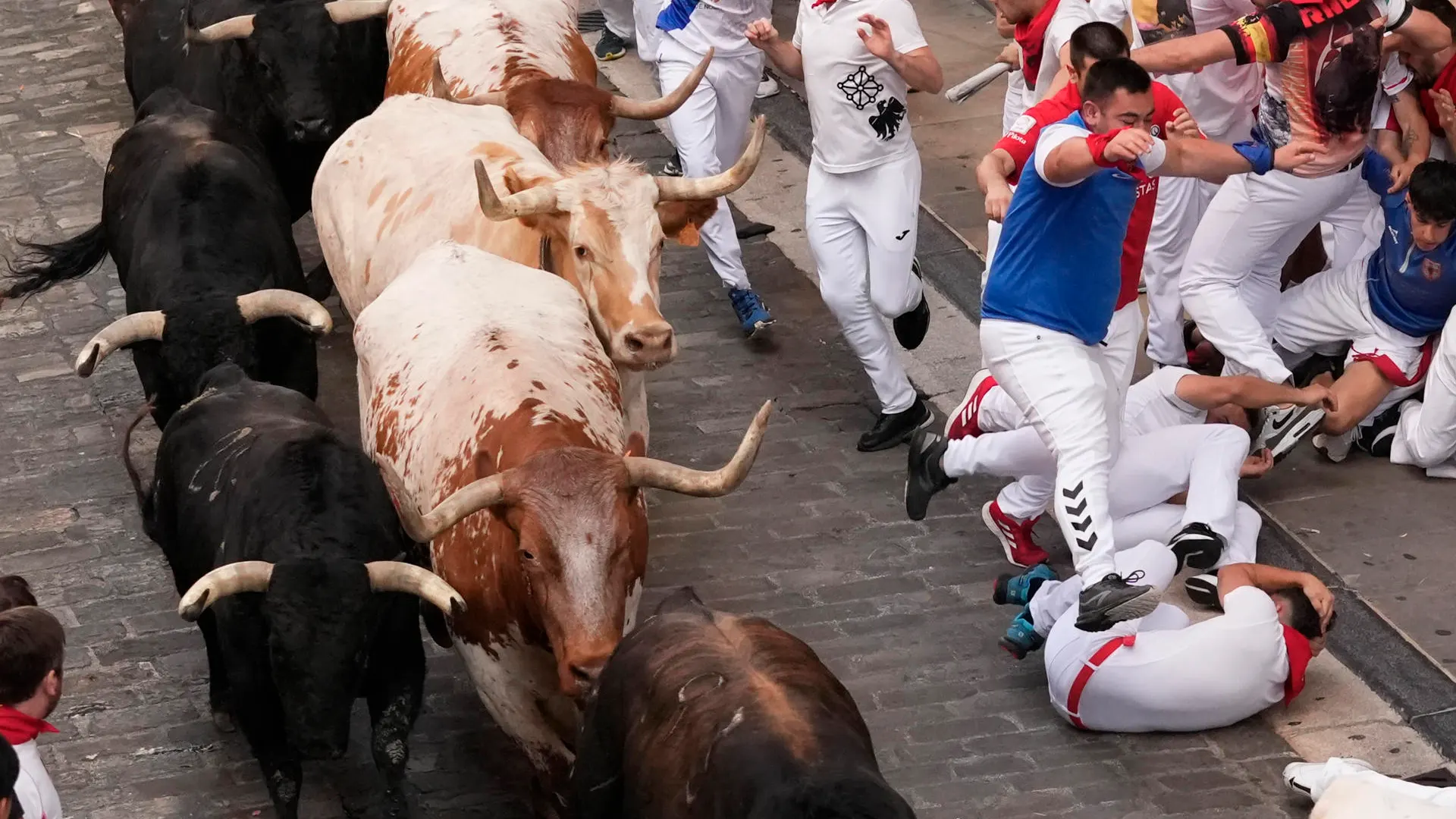 Los toros de la ganadería de Fuente Ymbro a su paso por la Cuesta de Santo Domingo en el cuarto encierro de los Sanfermines este miércoles en Pamplona.