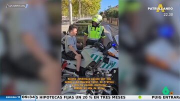 La Guardia Civil cumple el sueño de Iván, un niño con distrofia muscular y lo suben a su moto