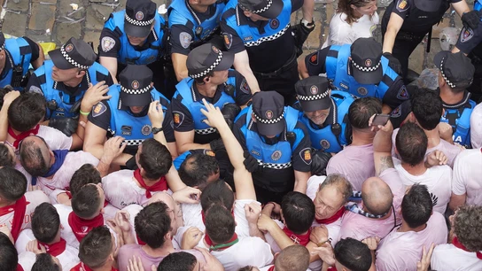 Agentes de Policía junto a decenas de personas durante el chupinazo que da inicio a los Sanfermines. Agentes de Policía junto a decenas de personas durante el chupinazo que da inicio a los Sanfermines.