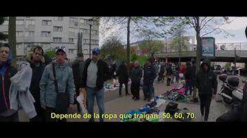 Un hombre advierte a Zazza en el mercado ilegal más grande de París: "Si viene la policía mejor salir corriendo