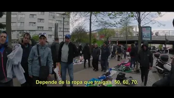 Un hombre advierte a Zazza en el mercado ilegal más grande de París: &quot;Si viene la policía mejor salir corriendo