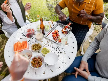 Comida con amigos en el exterior Comida con amigos en el exterior