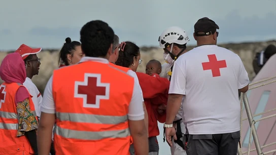 Interceptadas dos pateras con 31 personas en las costas de Benidorm y Teulada, incluyendo seis menores Trabajadores de la Cruz Roja atienden a migrantes rescatados por una embarcación de Salvamento Marítimo