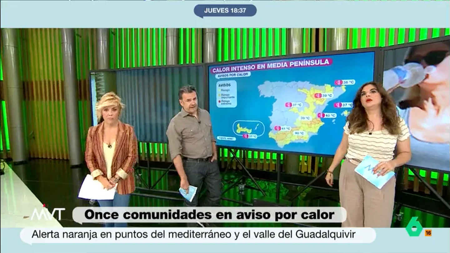 La envidia de Iñaki López con la "gente feliz que retoza en el agua" mientras él trabaja La envidia de Iñaki López con la "gente feliz que retoza en el agua" mientras él trabaja