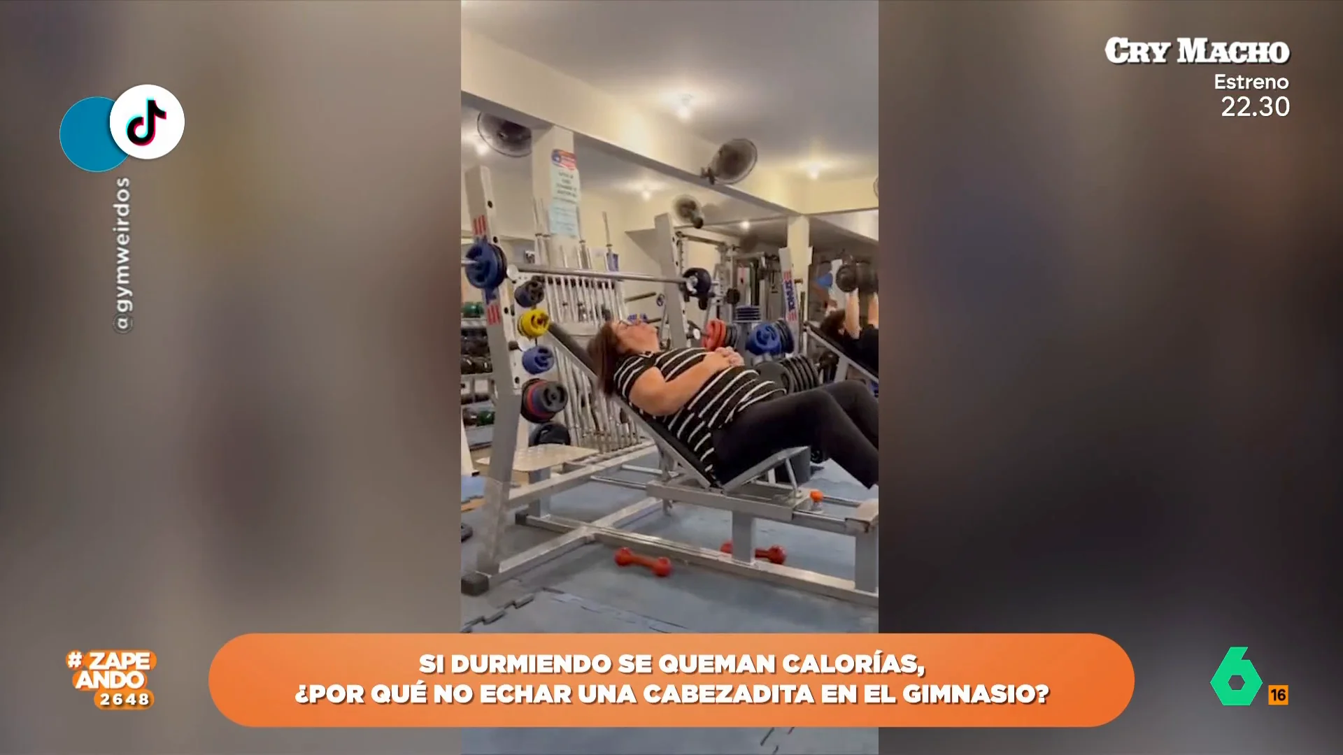 "Esta mujer me representa", comenta Dani Mateo al ver en este vídeo cómo se echa una siestecita sobre una de las máquinas del gimnasio. "No cuenta repeticiones, cuenta ovejas", apunta por su parte Torito.