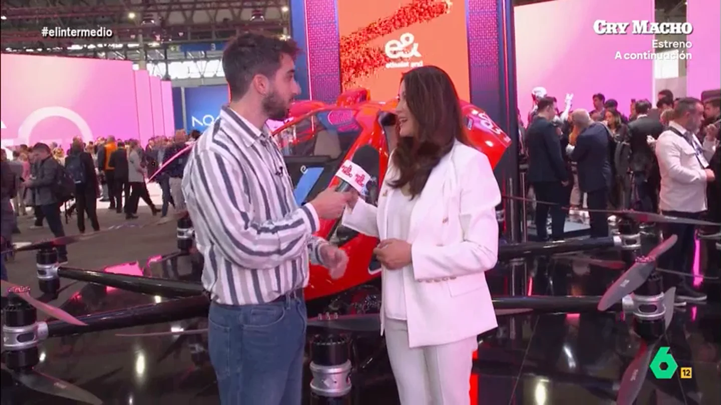 Isma Juárez, al ver un vehículo aéreo autónomo en el Mobile World Congress Isma Juárez visitaba el Mobile World Congres en busca de las últimas novedades en tecnología, desde el teléfono más resistente del mundo, que terminaba poniendo en apuros, hasta lo que en este vídeo bautizaba como el "robot Ilia Topuria".