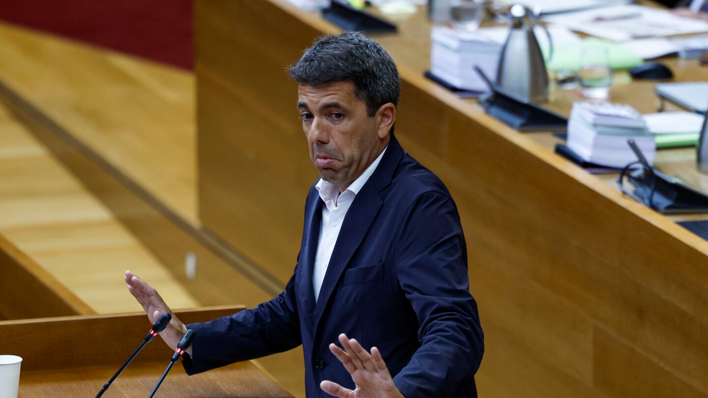 El president de la Generalitat, Carlos Maz&oacute;n, durante el pleno de Les Corts . 
