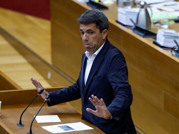 El president de la Generalitat, Carlos Mazón, durante el pleno de Les Corts . 