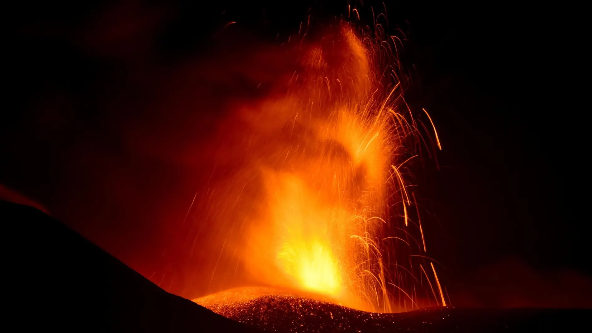 Erupción del volcán Etna vista desde cerca de Fornazzo, isla de Sicilia, Italia. 