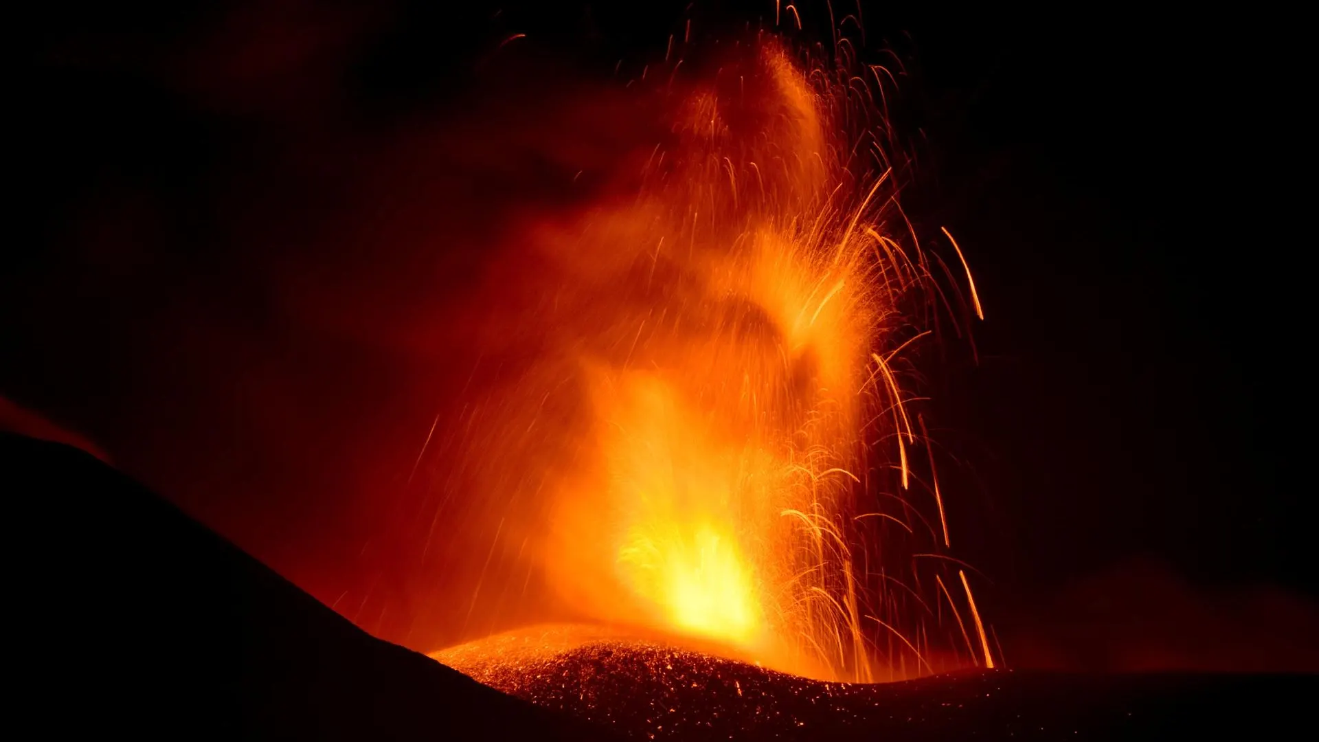 Erupción del volcán Etna vista desde cerca de Fornazzo, isla de Sicilia, Italia. 