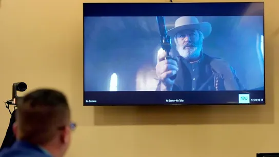 Emisión de una de las escenas de la película 'Rust' en la que Alec Baldwin empuña un arma. Emisión de una de las escenas de la película 'Rust' en la que Alec Baldwin empuña un arma.