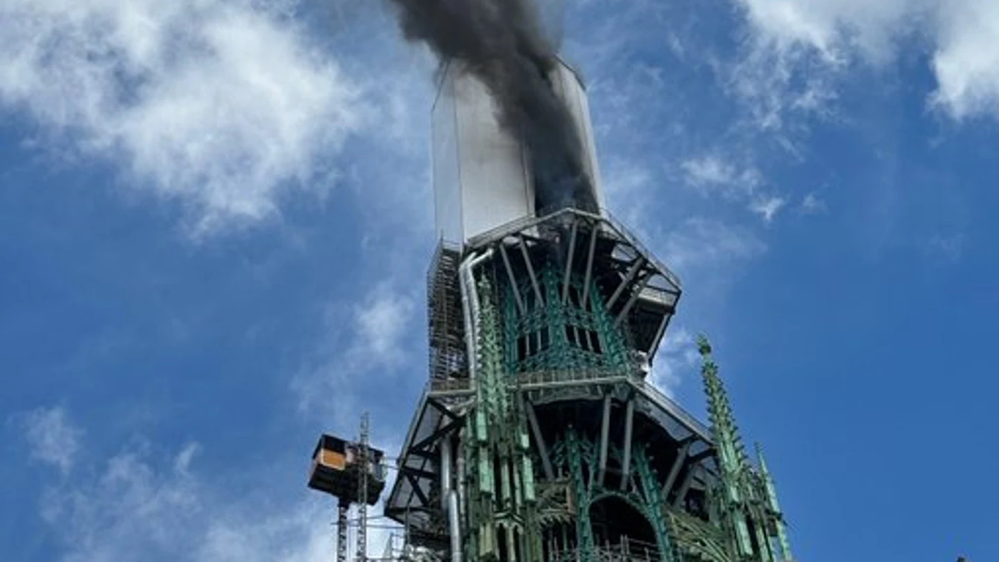 La aguja de la catedral de la ciudad francesa de Ruán, en la región de Normandía, ha sufrido un incendio este jueves. (EFE/ Préfet De Normandie Et De La Seine-maritime via X) La aguja de la catedral de la ciudad francesa de Ruán, en la región de Normandía, ha sufrido un incendio este jueves. (EFE/ Préfet De Normandie Et De La Seine-maritime via X)