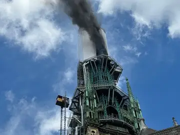 La aguja de la catedral de la ciudad francesa de Ruán, en la región de Normandía, ha sufrido un incendio este jueves. (EFE/ Préfet De Normandie Et De La Seine-maritime via X)