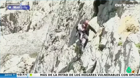 El imprudente comportamiento de una pareja al llevar a su bebé en brazos sin seguridad mientras pasan por una vía ferrata El imprudente comportamiento de una pareja al llevar a su bebé en brazos sin seguridad mientras pasan por una vía ferrata