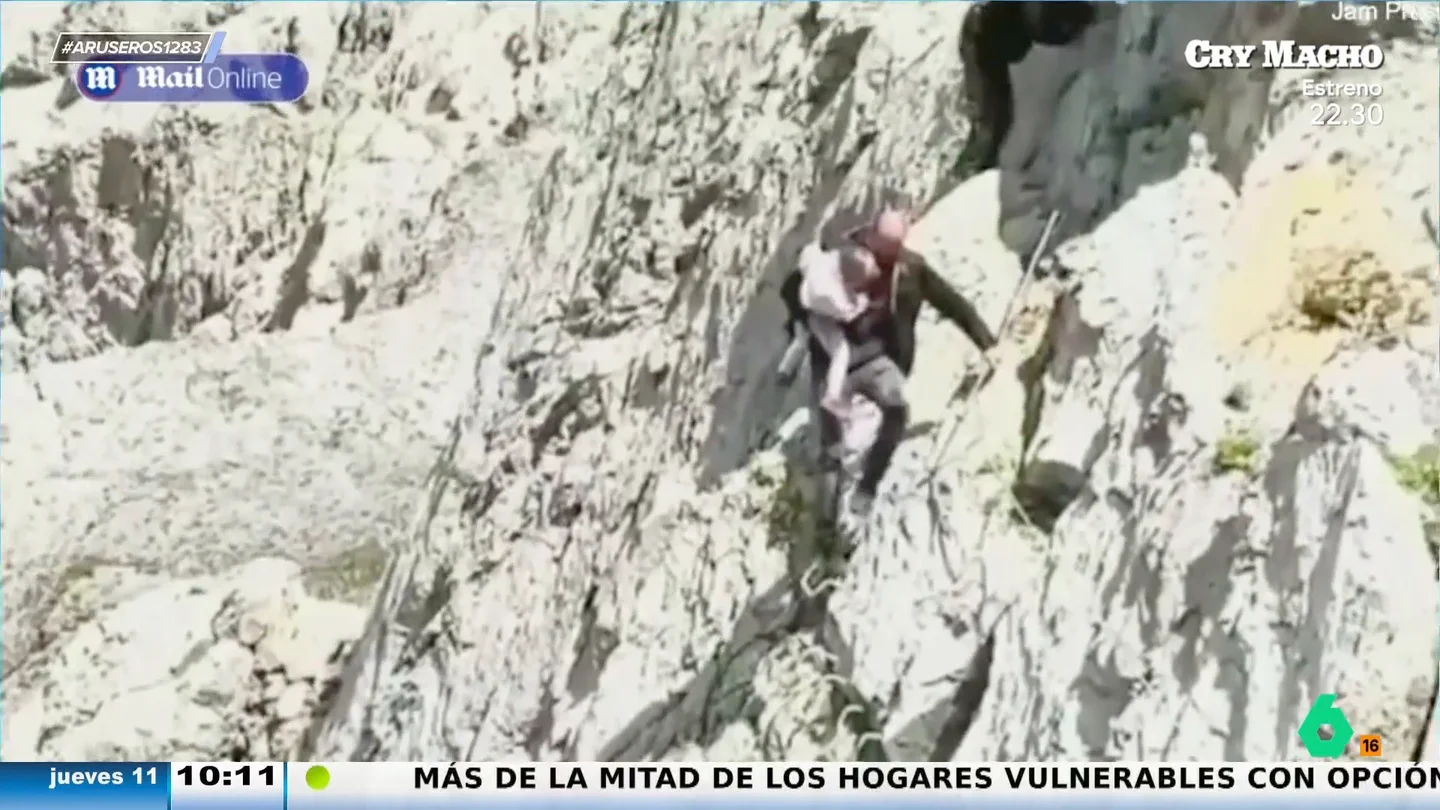 El imprudente comportamiento de una pareja al llevar a su bebé en brazos sin seguridad mientras pasan por una vía ferrata El imprudente comportamiento de una pareja al llevar a su bebé en brazos sin seguridad mientras pasan por una vía ferrata
