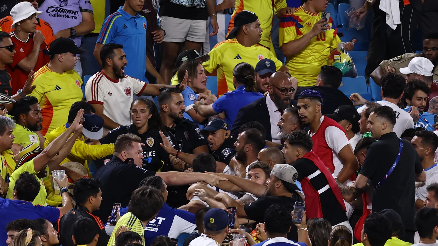 Vergonzosa pelea en la Copa América: futbolistas de Uruguay contra aficionados de Colombia Vergonzosa pelea en la Copa América: futbolistas de Uruguay contra aficionados de Colombia