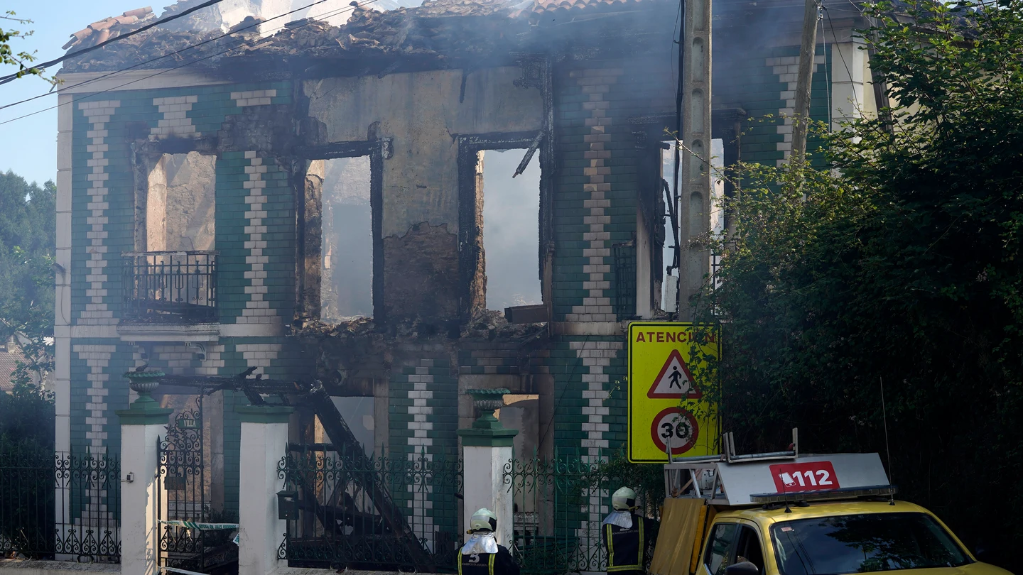 La vivienda de dos alturas ubicada en la localidad de Villademar quedó totalmente calcinada tras un incendio La vivienda de dos alturas ubicada en la localidad de Villademar quedó totalmente calcinada tras un incendio
