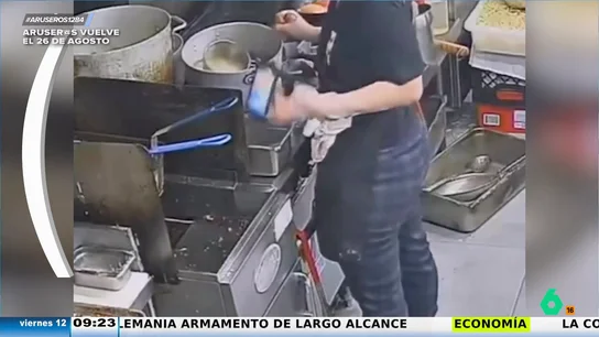 El aparatoso percance de una cocinera que pierde su móvil al caer directamente en la freidora de patatas El aparatoso percance de una cocinera que pierde su móvil al caer directamente en la freidora de patatas