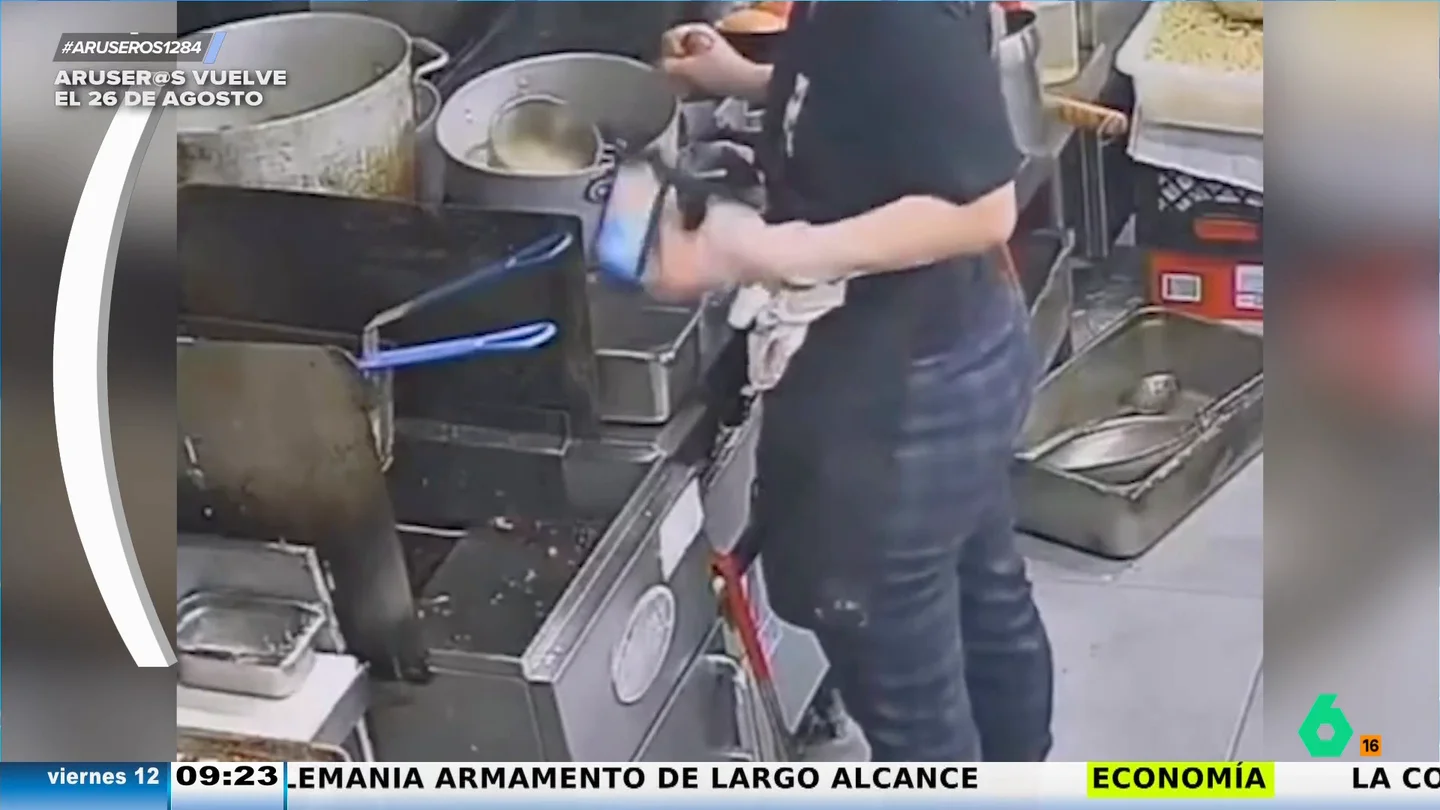 El aparatoso percance de una cocinera que pierde su móvil al caer directamente en la freidora de patatas El aparatoso percance de una cocinera que pierde su móvil al caer directamente en la freidora de patatas