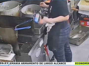 El aparatoso percance de una cocinera que pierde su móvil al caer directamente en la freidora de patatas 