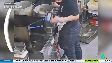 El aparatoso percance de una cocinera que pierde su móvil al caer directamente en la freidora de patatas 