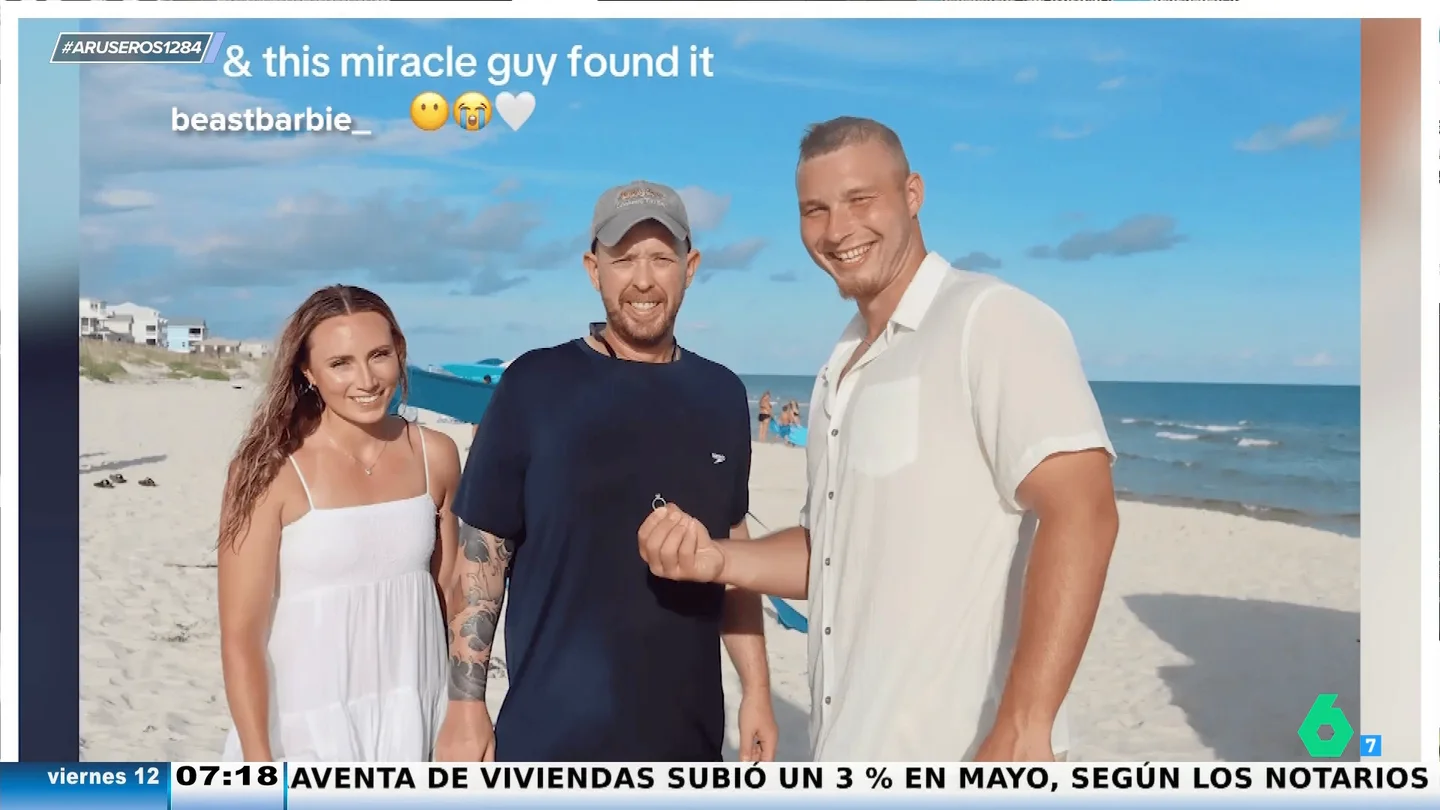 Un hombre encuentra el anillo de matrimonio de una pareja después de que lo pierdan en el mar tras la pedida Un hombre encuentra el anillo de matrimonio de una pareja después de que lo pierdan en el mar tras la pedida