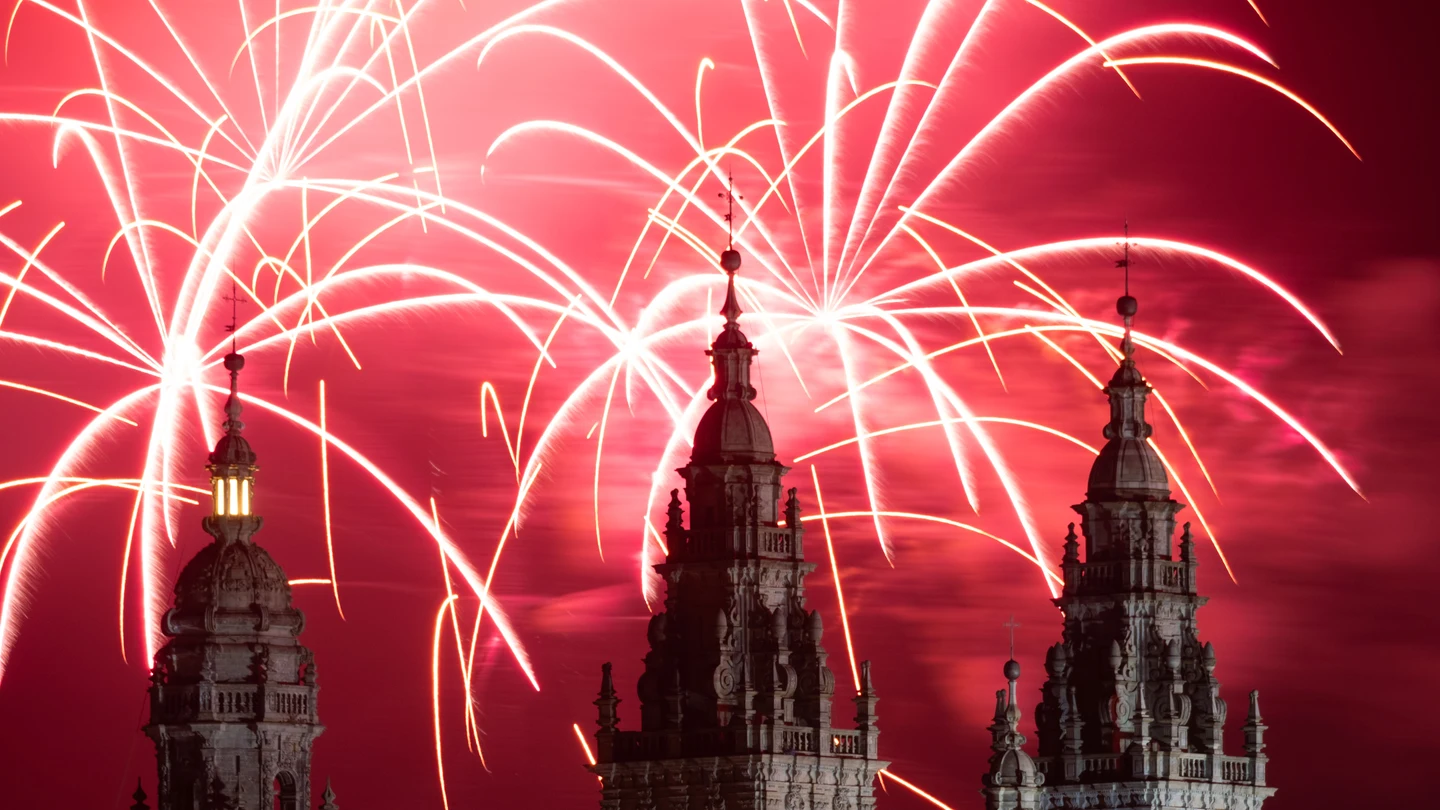 Espectáculo pirotécnico durante las Fiestas del Apóstol, patrón de Santiago, de Galicia, y de toda España, a 24 de julio de 2023, en Santiago de Compostela, A Coruña, Galicia (España). Espectáculo pirotécnico durante las Fiestas del Apóstol, patrón de Santiago, de Galicia, y de toda España, a 24 de julio de 2023, en Santiago de Compostela, A Coruña, Galicia (España).