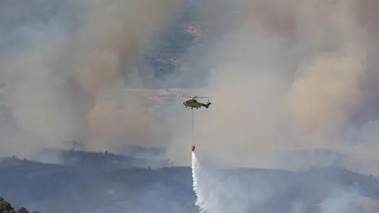 Declarado un incendio en la base militar de Cerro Muriano en Córdoba Un helicóptero del Infoca lanza agua sobre la zona incendiada